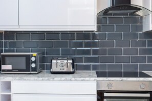 Frigorifero, microonde, forno, piano cottura