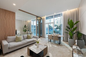 TV - Chic 2BR Palm Living w/ Beach Access (Dubai)