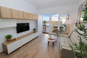 Smart TV - 3-bedroom modern home with private pool and walking distance from the beach. (San Pedro del Pinatar)
