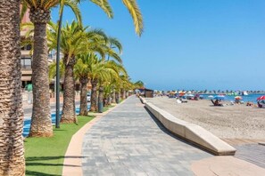 Sun-loungers, beach towels - 3-bedroom modern home with private pool and walking distance from the beach. (San Pedro del Pinatar)
