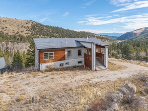 Exterior - Amazing modern mountain home perched high on a hill overlooking breathtaking 360 panoramic views, yet only one minute off highway 50. You're minutes away from the Colorado trail that takes you to the Continental Divide. (Salida)