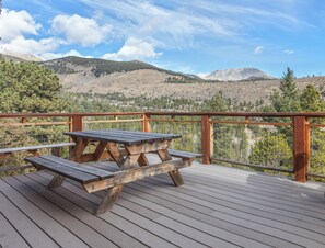 Outdoor dining - Amazing modern mountain home perched high on a hill overlooking breathtaking 360 panoramic views, yet only one minute off highway 50. You're minutes away from the Colorado trail that takes you to the Continental Divide. (Salida)