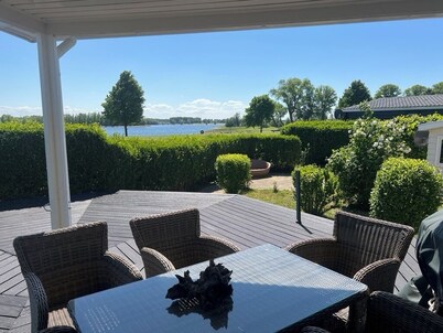 Large house for max 8 people directly on the lake and pets are allowed