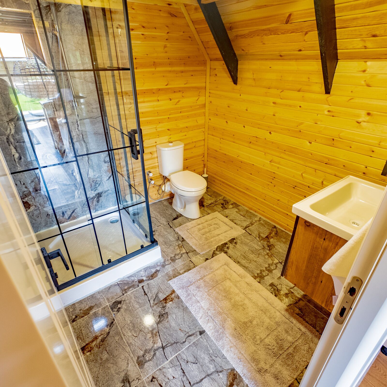 Premium bungalow, uitzicht op zwembad | Badkamer | Een haardroger, handdoeken, zeep, shampoo