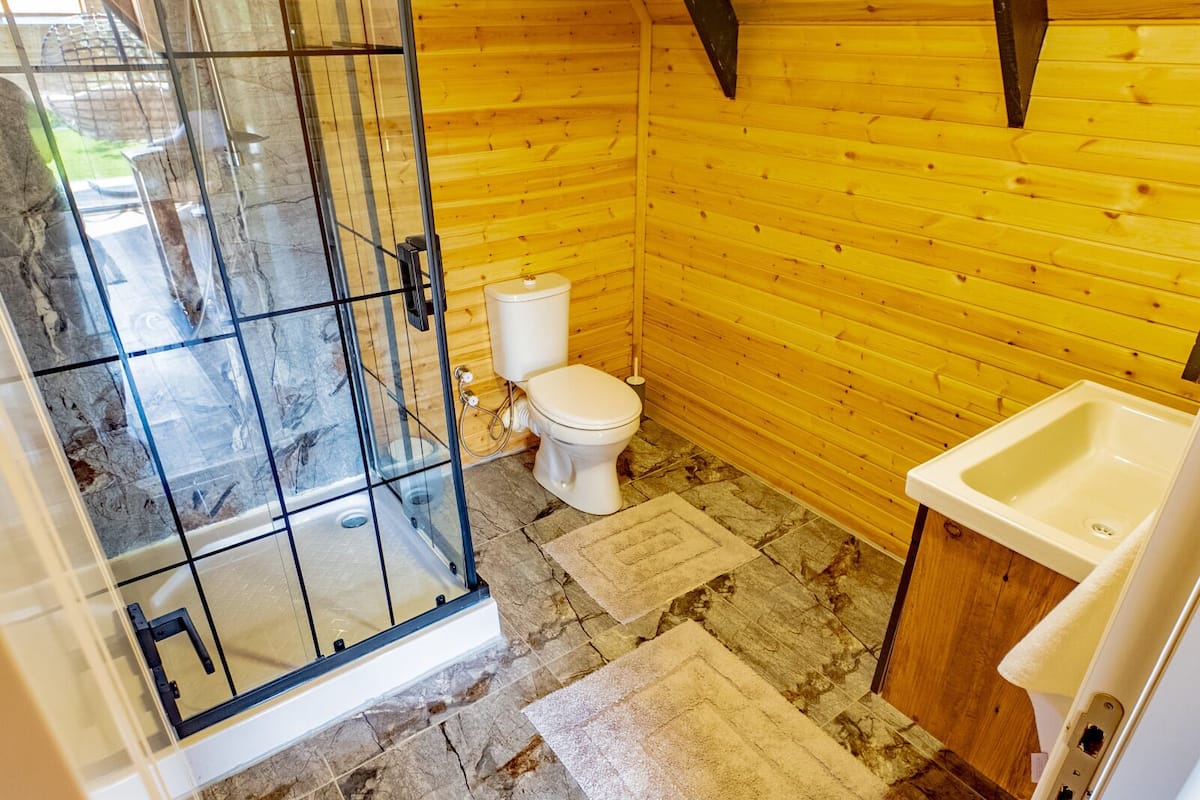 Premium bungalow, uitzicht op zwembad | Badkamer | Een haardroger, handdoeken, zeep, shampoo