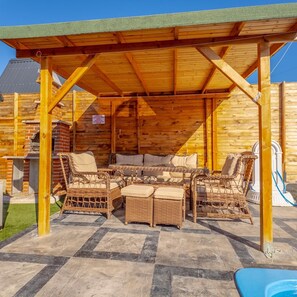Eenvoudige bungalow, uitzicht op tuin | Terras