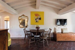 Standard Apartment, City View | Living area | Flat-screen TV - Pitti Art by MMega (Florence)