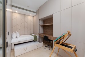 House - Chic 2BR Palm Living w Beach Access (Dubai)