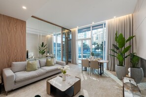 House - Chic 2BR Palm Living w Beach Access (Dubai)