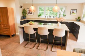 Microwave, oven, dishwasher - Beautiful Spacious 4-Bed Home • Gated Parking • EV Charging • Garden (Abbotskerswell)