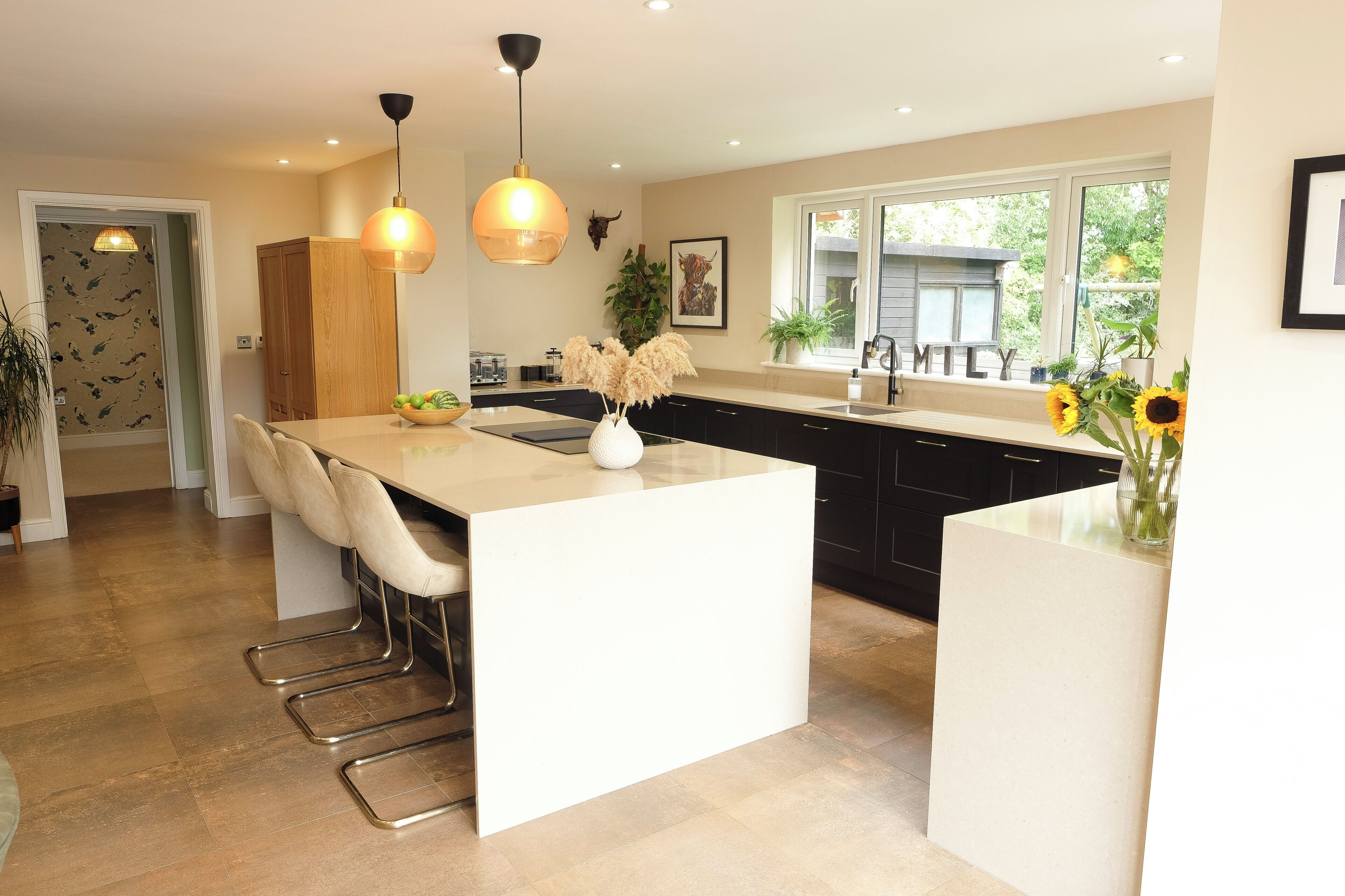 Mikrobølgeovn, ovn, kokeplater og oppvaskmaskin