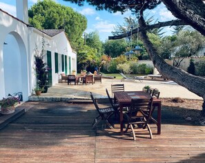 Outdoor dining - Dream house with heated swimming-pool 5 minutes walk from the beach (Saint-Trojan-les-Bains)