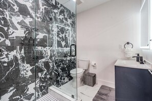 シャワー、ヘアドライヤー、タオル