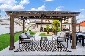 Outdoor dining - Heated Pool & Game Room | Pet Friendly (Tampa)