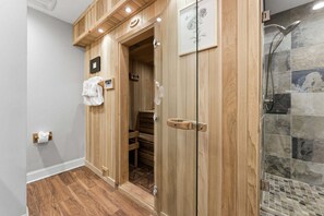 Shower, jetted tub, hair dryer, bidet - Forget-Me-Not: Spacious 6-Bedroom Retreat, Walk to Downtown (Highlands)