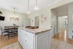 Interior - Forget-Me-Not: Spacious 6-Bedroom Retreat, Walk to Downtown (Highlands)