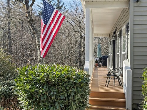 Forget-Me-Not: Spacious 6-Bedroom Retreat, Walk to Downtown
