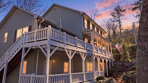 Forget-Me-Not: Spacious 6-Bedroom Retreat, Walk to Downtown