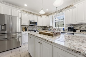 Fridge, microwave, oven, stovetop - Forget-Me-Not: Spacious 6-Bedroom Retreat, Walk to Downtown (Highlands)