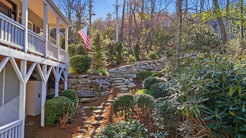 Forget-Me-Not: Spacious 6-Bedroom Retreat, Walk to Downtown