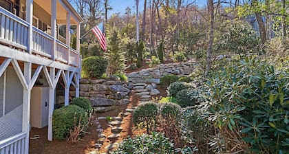 Forget-Me-Not: Spacious 6-Bedroom Retreat, Walk to Downtown