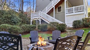 Property grounds - Forget-Me-Not: Spacious 6-Bedroom Retreat, Walk to Downtown (Highlands)