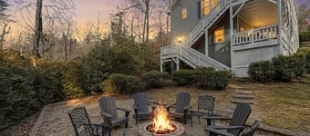 Forget-Me-Not: Spacious 6-Bedroom Retreat, Walk to Downtown