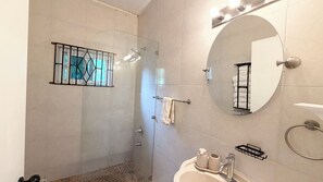 Een douche, een haardroger, een bidet, handdoeken