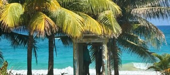 3-bedroom ocean front bungalow in delightful Long Bay, Portland with cool AC