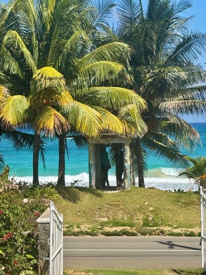 3-bedroom ocean front bungalow in delightful Long Bay, Portland w AC ,Ocean View