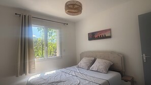 3 dormitorios, tabla de planchar con plancha, cuna de viaje y Internet