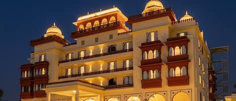 Voorkant accommodatie - avond/nacht