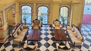 Un interior tradicional con arcos decorados, suelo de cuadros y muebles clásicos.