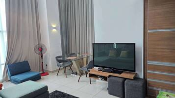 Una televisión, una oficina