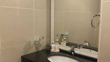 Douche, sèche-cheveux, serviettes fournies, savon