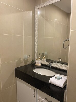 Chuveiro, secador de cabelo, toalhas de banho, sabonete