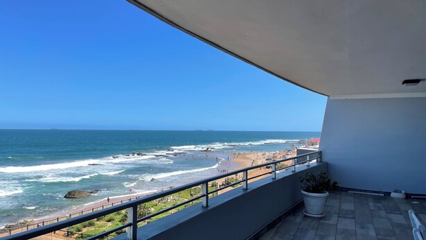 Un balcón con vistas a la playa y al océano.