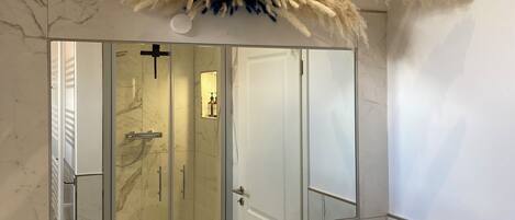Hårtørrer, håndklæder, Sæbe, Toiletpapir