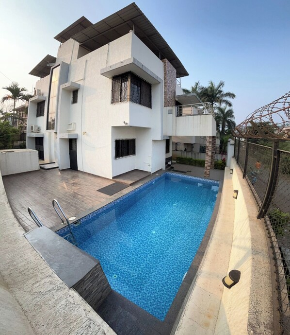 Outdoor pool - Aarna Villa nr Valvan Dam (Lonavala)