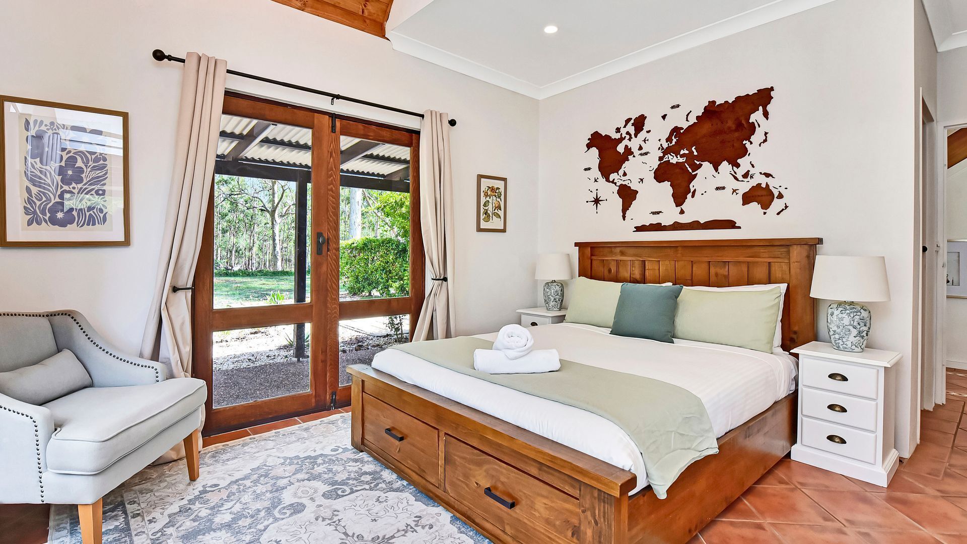 6 多间卧室、免费 WiFi、床单