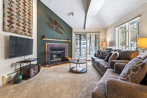 Télévision, cheminée