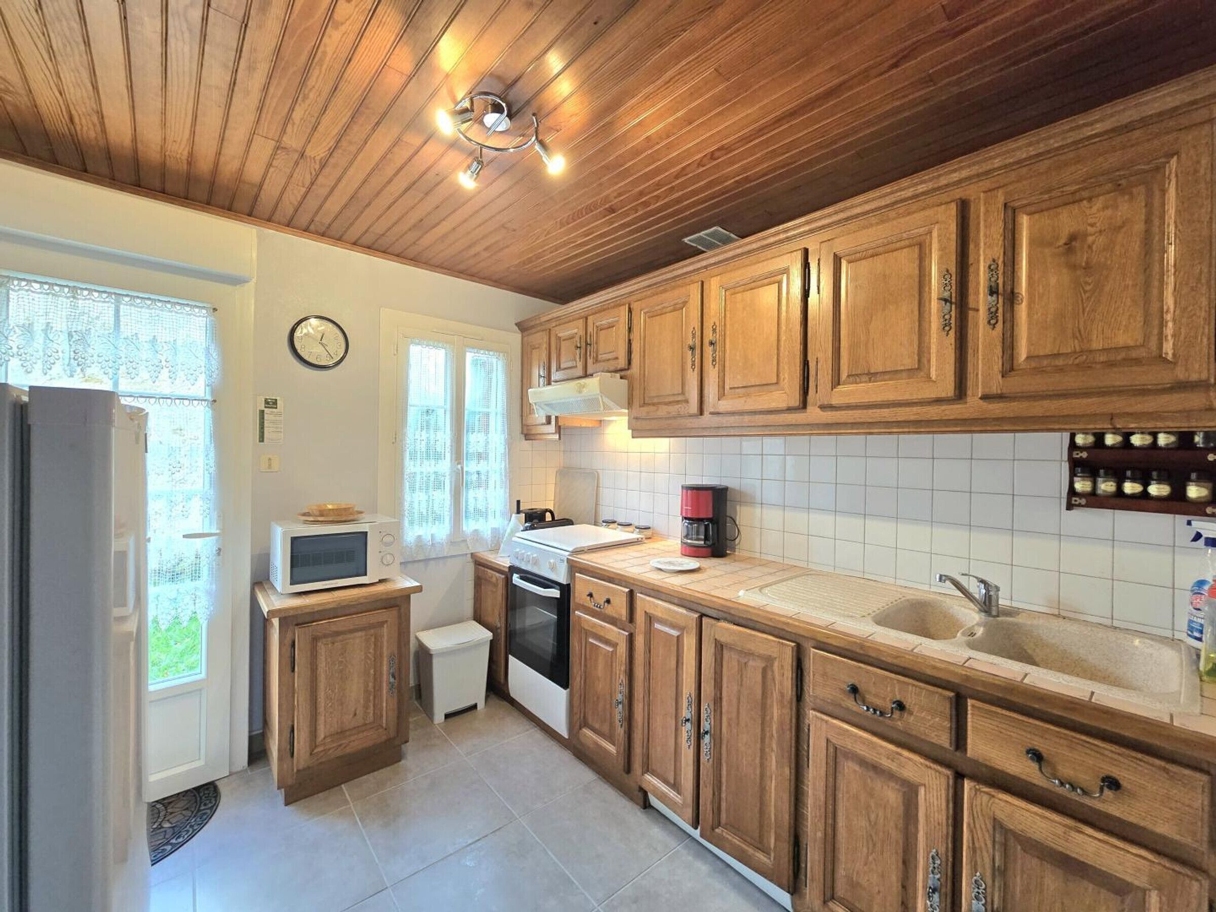 Een koelkast, een microgolfoven, een oven, een vaatwasser