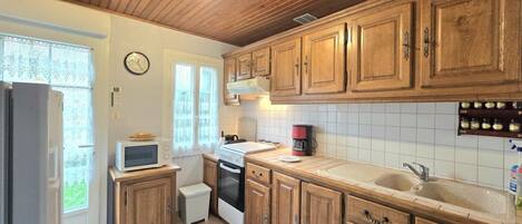 Frigorífico, microondas, horno y lavavajillas