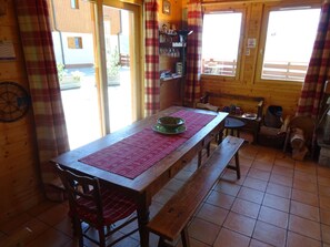 A wooden dining area with a long table, benches, and a red placemat. - Charming 5-Bedroom Chalet, 10 ppl, Vallandry (Peisey-Vallandry)