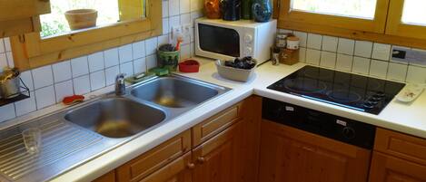 Réfrigérateur, four à micro-ondes, un four, lave-vaisselle