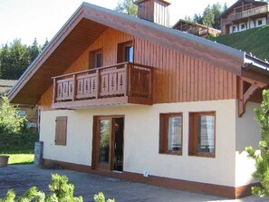 A two-story wooden house with a balcony, a front door, and windows. - Charming 5-Bedroom Chalet, 10 ppl, Vallandry (Peisey-Vallandry)