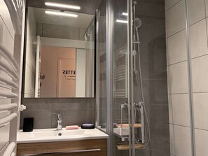 Bathroom - Sunny mezzanine studio near slopes, Les Carroz d'Arâches (Les Carroz d'Arâches)