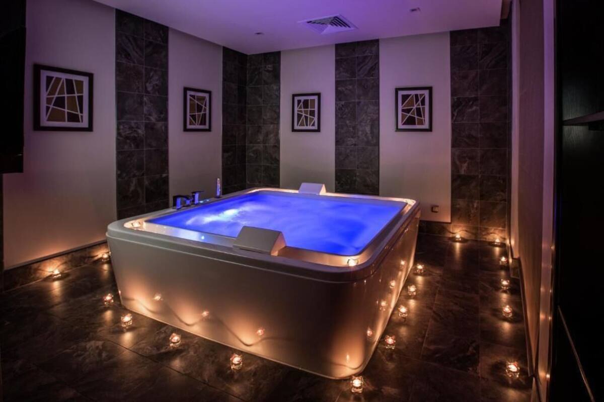 Suite estudio junior, vistas a la ciudad | Caja fuerte, cortinas opacas, sistema de insonorización