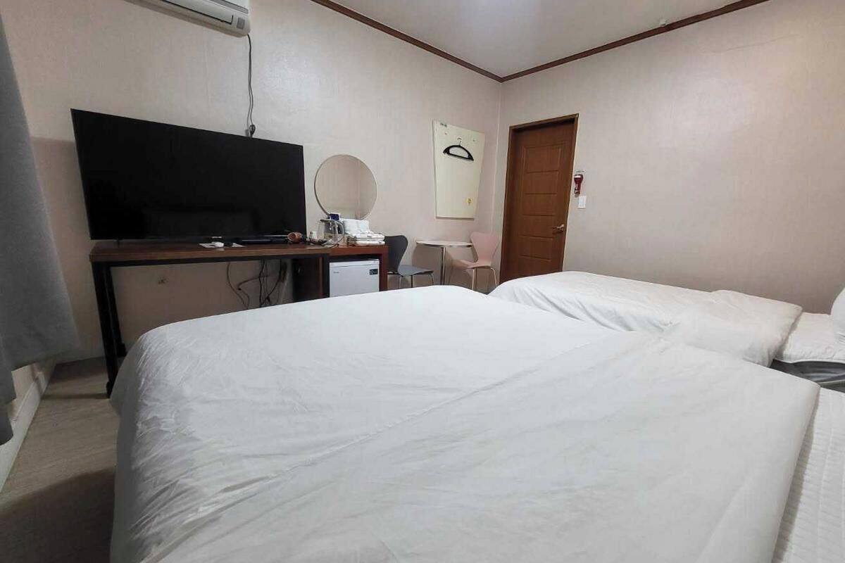 Twin Room | Free WiFi