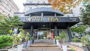 The entrance to the Motel Lisa with a sign indicating the Internet Zone. - Hotel Lisa (Donghae)